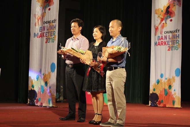 Chủ tịch CLB Truyền thông và Tiếp thị Việt Nam Trần Anh Tú nhận hoa và lời cảm ơn từ chương trình